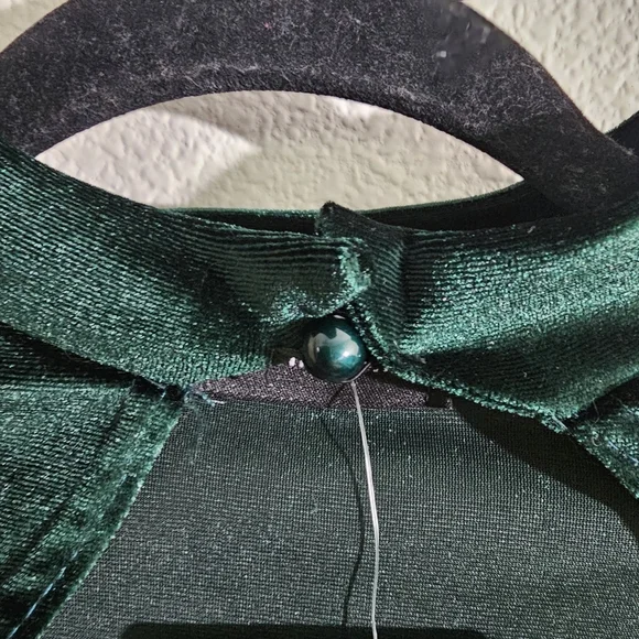 PrettyLittleThing NWT Top 2 Emerald Green Velvet Long Sleeve - Picture 2 of 6